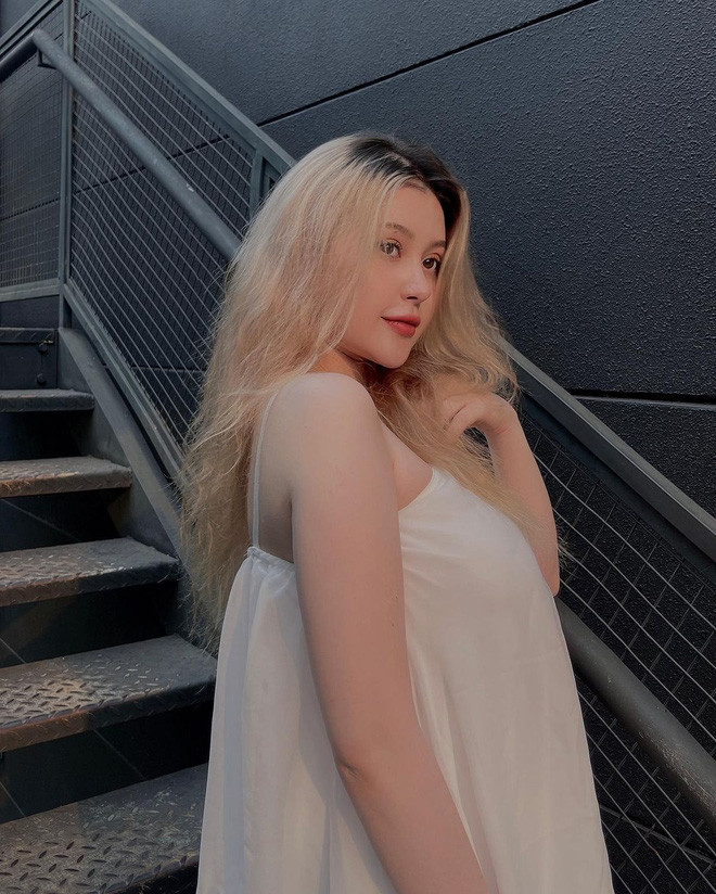 Trong những hình ảnh được đăng tải lên MXH, Wilson Nhật Anh trung thành với style "khoe" thân, đường cong cũng như vòng 1 khủng của cô thường khiến người xem "bỏng mắt".