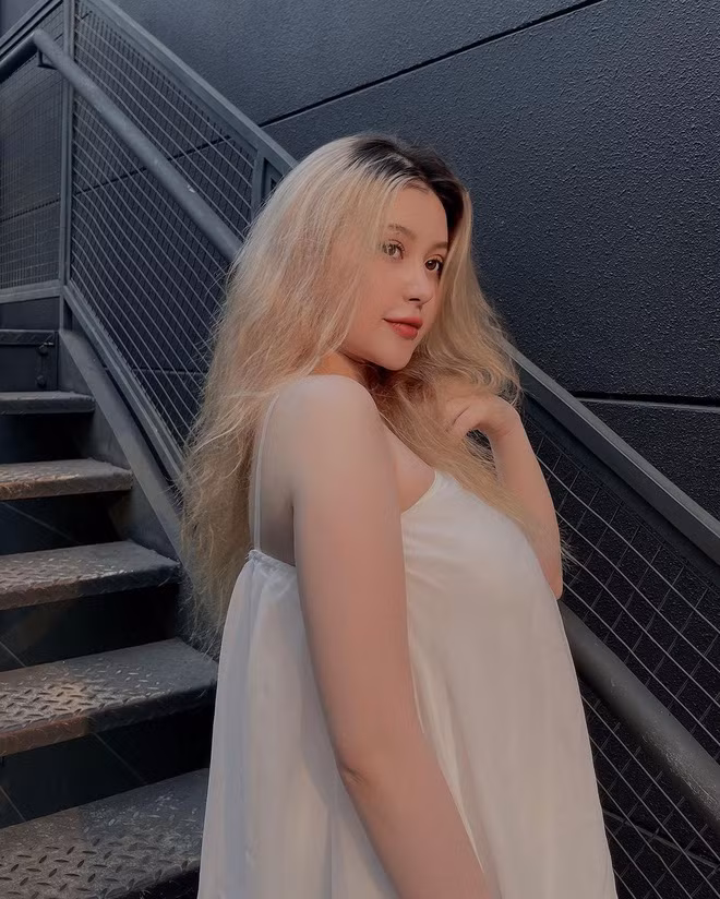 Trong những hình ảnh được đăng tải lên MXH, Wilson Nhật Anh trung thành với style "khoe" thân, đường cong cũng như vòng 1 khủng của cô thường khiến người xem "bỏng mắt".