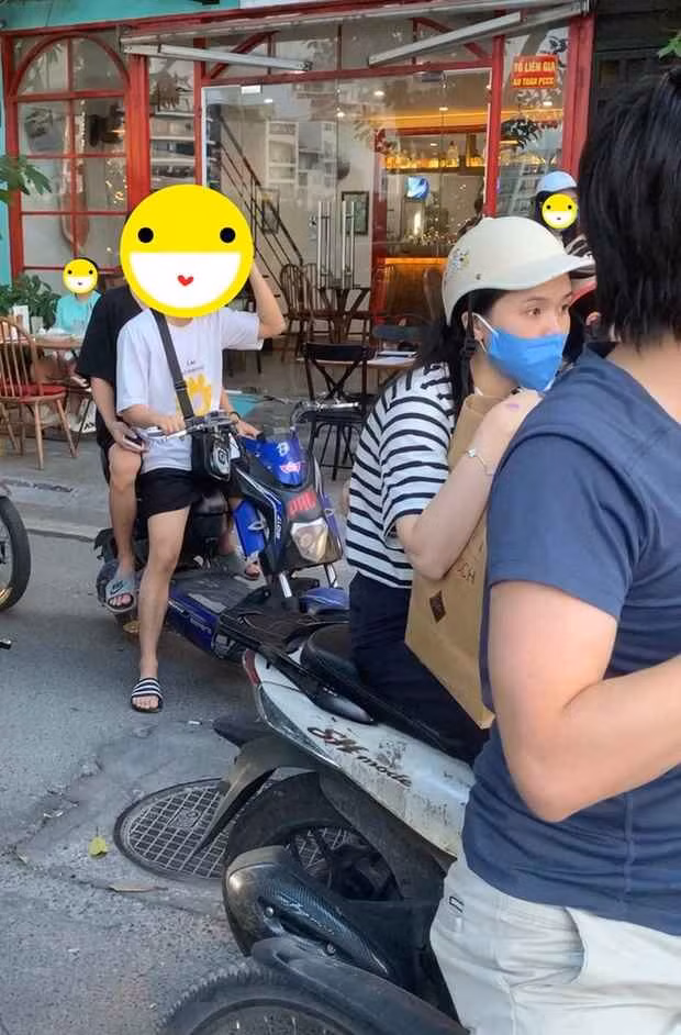 Mới đây, hình ảnh đời thường của Quỳnh Anh và Huyền Mi vô tình lọt ống kính “team qua đường” khiến netizen chú ý.