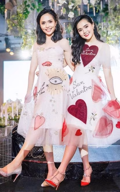 Dù để mặt mộc hoàn toàn, đeo khẩu trang nhưng bà xã Duy Mạnh vẫn được khen xinh đẹp. Đặc biệt, làn da trắng cùng vóc dáng khá thon gọn sau sinh của Quỳnh Anh cũng khiến nhiều người trầm trồ.