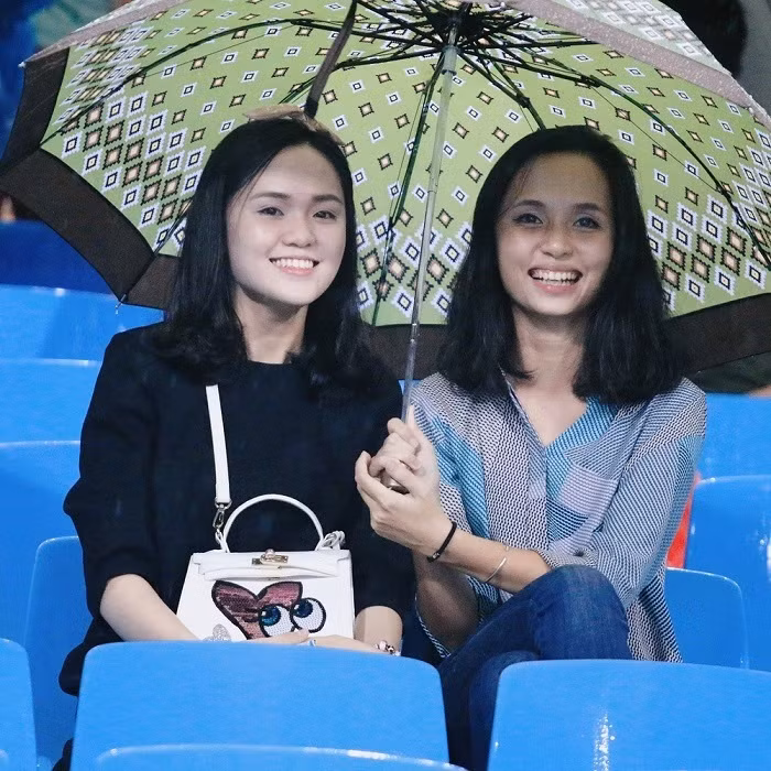 Về phía Quỳnh Anh, người đẹp cũng có điểm chung với chị gái là mê túi xách hàng hiệu. Trên trang cá nhân của mình, không ít lần bà xã Duy Mạnh khiến dân tình trầm trồ khi quay clip đi mua sắm, đập hộp túi xách toàn thương hiệu cao cấp, đắt tiền.