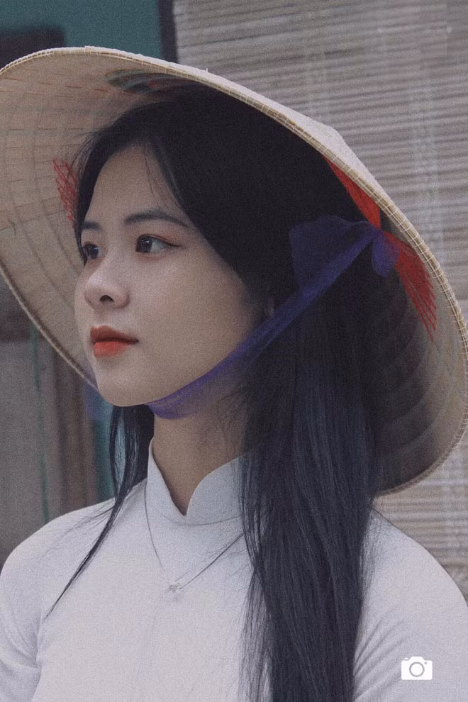 Ngân Hà chia sẻ: “Mình thấy bản thân rất may mắn khi giành được giải thưởng này. Đối với mình, mỗi người đều có một vẻ đẹp riêng, chỉ là mình phù hợp với những tiêu chí ban tổ chức đưa ra nên giành danh hiệu Hoa khôi bóng chuyền của giải”.