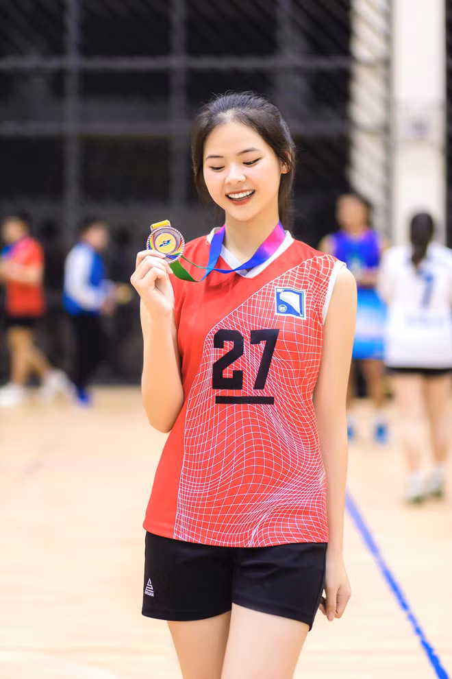 Những ngày gần đây, mạng xã hội chia sẻ “rần rần” hình ảnh một cô gái xinh đẹp trên sân bóng chuyền. Trong bộ đồ thi đấu, cô nàng nở nụ cười rạng rỡ, chụp ảnh cùng tấm huy chương và tấm bảng hiệu “ Hoa khôi bóng chuyền”.