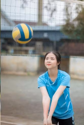 Cô gái trong ảnh là Nguyễn Ngân Hà (19 tuổi, quê Nghệ An), hiện là sinh viên khoa Kinh doanh quốc tế, trường Đại học Kinh tế (Đại học Đà Nẵng).