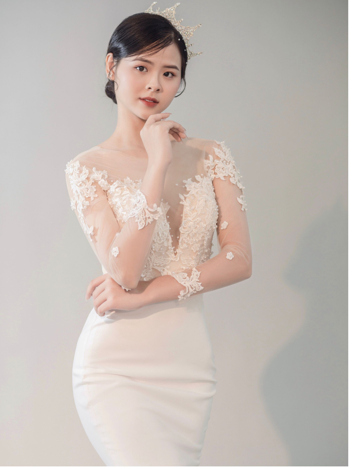 Sau mỗi giờ học buổi chiều, cô nàng đều ra sân chơi bóng cùng các bạn. Với chiều cao vượt trội (1m70), Ngân Hà rất thích hợp với bộ môn thể thao này.