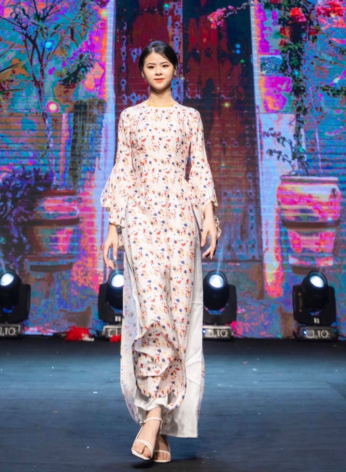 Lên lớp 11, Ngân Hà bắt đầu chơi bóng chuyền. Cô nàng giành được nhiều giải thưởng ấn tượng như: giải Nhất tại Đại học Thể dục thể thao xã Nghi Lâm năm 2021, huy chương đồng Giải bóng chuyền Khối sinh viên đại học, cao đẳng và Khối lực lượng Vũ trang – Liên kết, kết nghĩa năm 2022 của TP.Đà Nẵng.