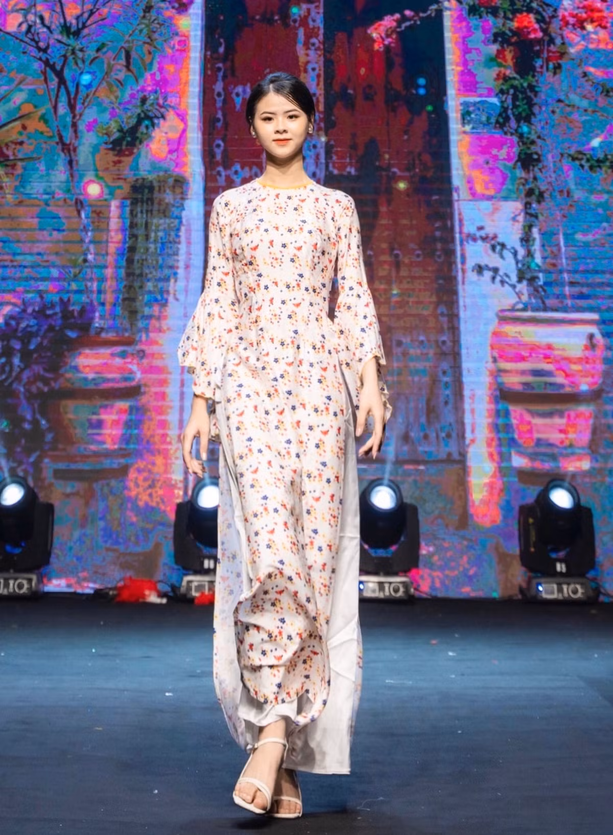 Lên lớp 11, Ngân Hà bắt đầu chơi bóng chuyền. Cô nàng giành được nhiều giải thưởng ấn tượng như: giải Nhất tại Đại học Thể dục thể thao xã Nghi Lâm năm 2021, huy chương đồng Giải bóng chuyền Khối sinh viên đại học, cao đẳng và Khối lực lượng Vũ trang – Liên kết, kết nghĩa năm 2022 của TP.Đà Nẵng.