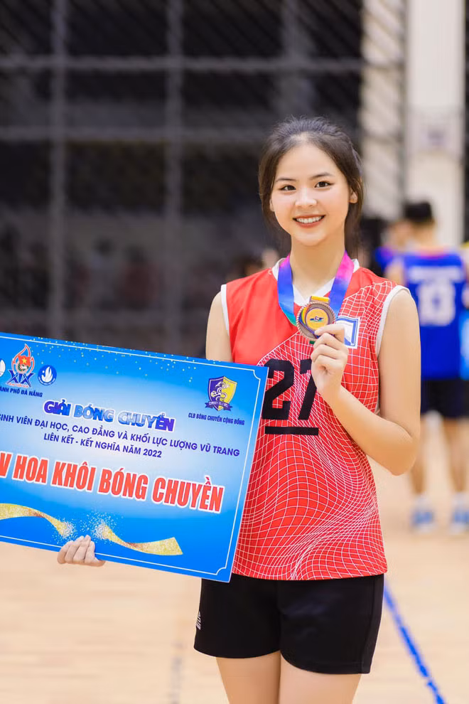 Gương mặt xinh đẹp như hoa, vóc dáng cao ráo, cô nàng hot girl nhận được nhiều lời khen ngợi của dân mạng.