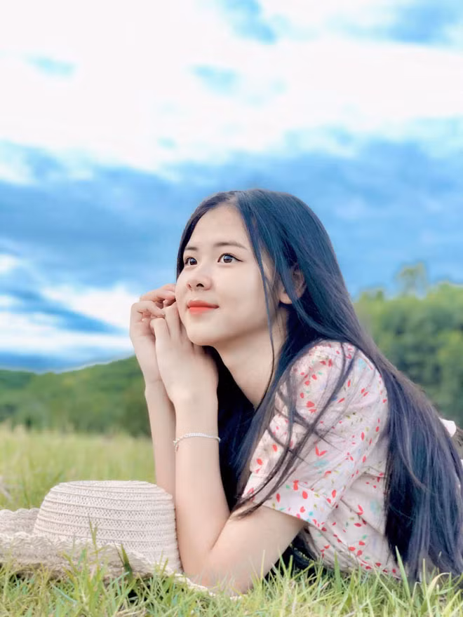 Ngân Hà là một cô gái “đa di năng”. Không chỉ đạt thành tích tốt trong học tập (đạt danh hiệu “Sinh viên 5 tốt cấp trường”), Ngân Hà còn giỏi thể thao, đặc biệt ở bộ môn bóng đá và bóng chuyền.