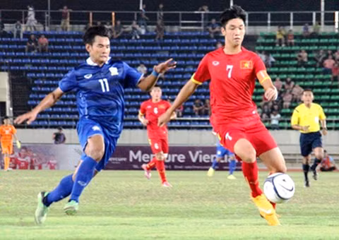 Nhiều người vẫn còn nhớ cảnh ông Park kéo tay Trọng Đại ở sân bay để làm điểm tựa để ngủ, hay cái véo má đáng yêu mà chiến lược gia người Hàn dành cho cậu học trò đẹp trai. Tình cảm bên ngoài là vậy nhưng vào trận lại là một tinh thần khác hoàn toàn.