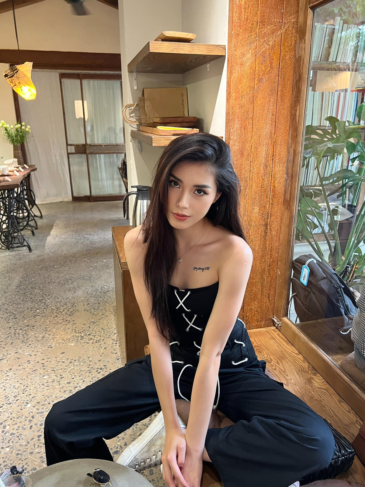 Năm 2022, Đặng Thu Huyền gây bất ngờ khi chinh chiến tại cuộc thi Hoa hậu hoàn vũ Việt Nam 2022. Cô nhanh chóng lọt top thí sinh tiềm năng nhờ số đo ba vòng chuẩn đẹp 83-64-95 cùng chiều cao nổi bật 1,76m.