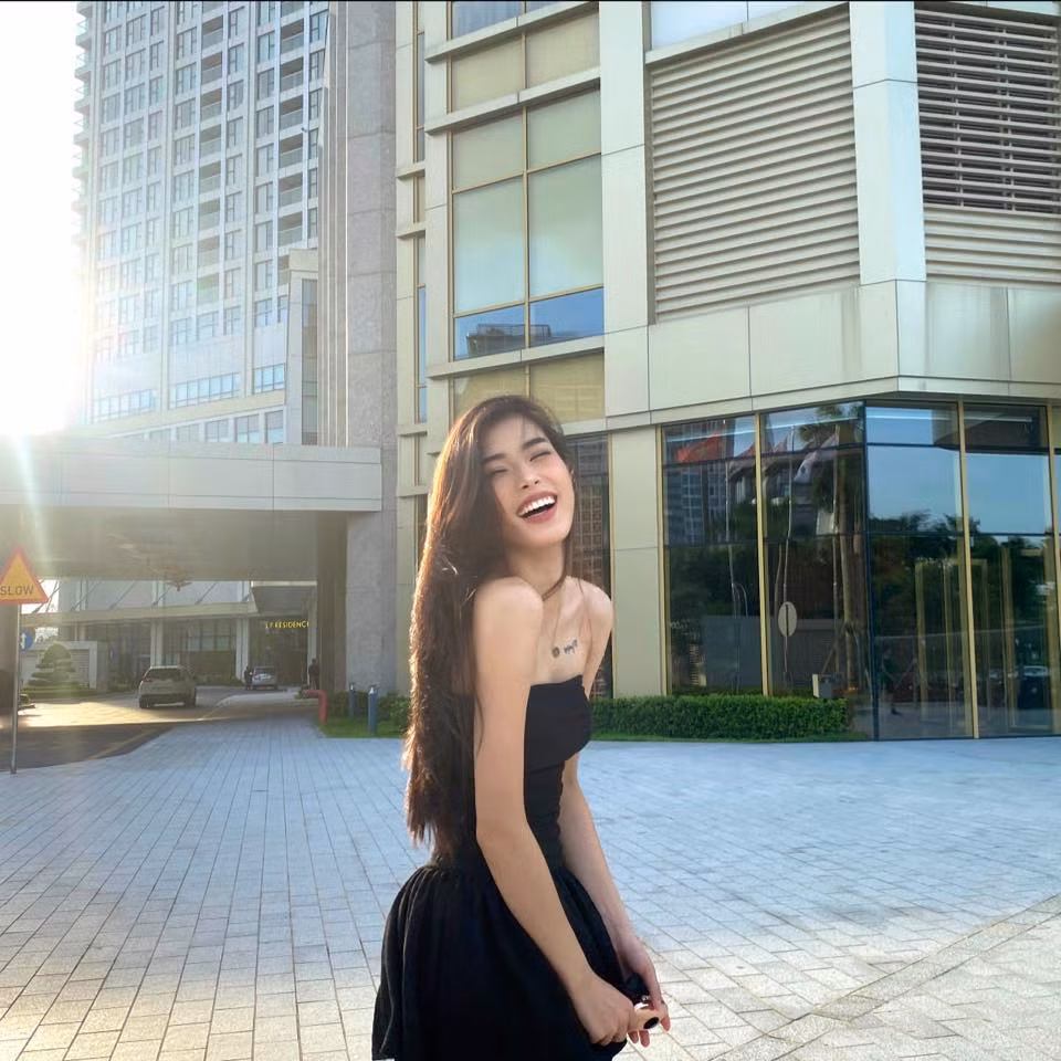 Đặng Thu Huyền (SN 2002, Hà Nội) chơi bóng chuyền từ năm 11 tuổi và tham gia các giải trẻ khi 14 tuổi.