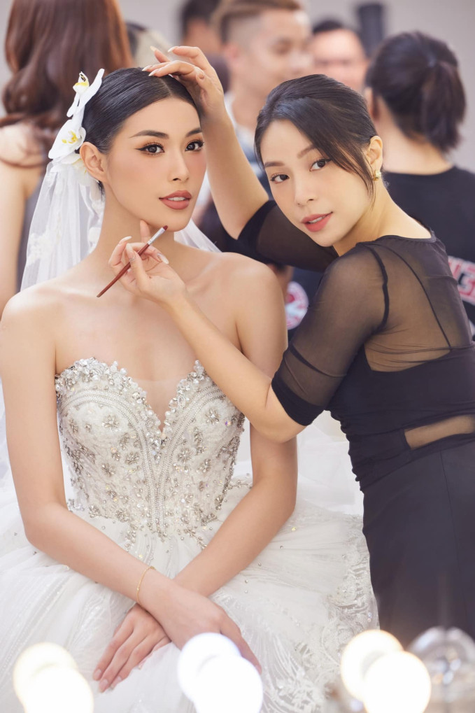 Tuy nhiên, không phải Đặng Thu Huyền lên xe hoa. Cô nàng đã dấn thân vào nghề người mẫu và trình diễn váy cưới trong một show thời trang.