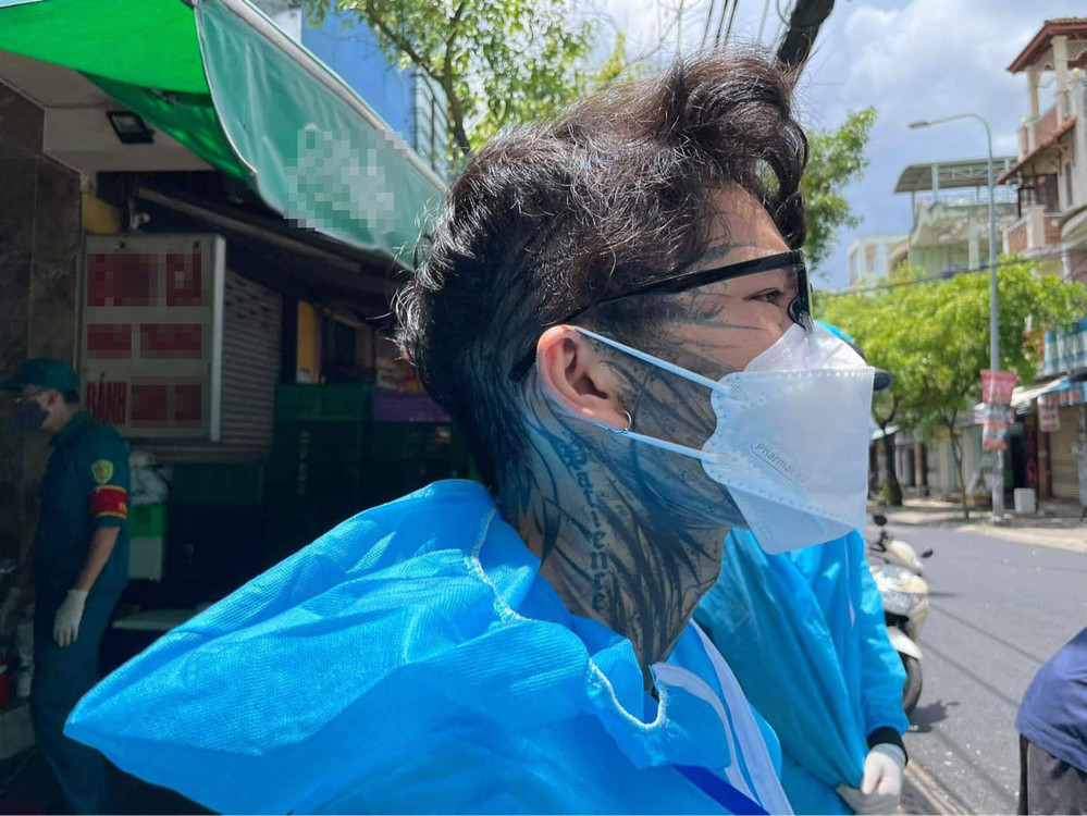 Từ đi chợ hộ, giúp đỡ hoàn cảnh khó khăn, cơ cực, các nhóm tình nguyện viên chống dịch đặc biệt này đều sẵn sàng làm cả.