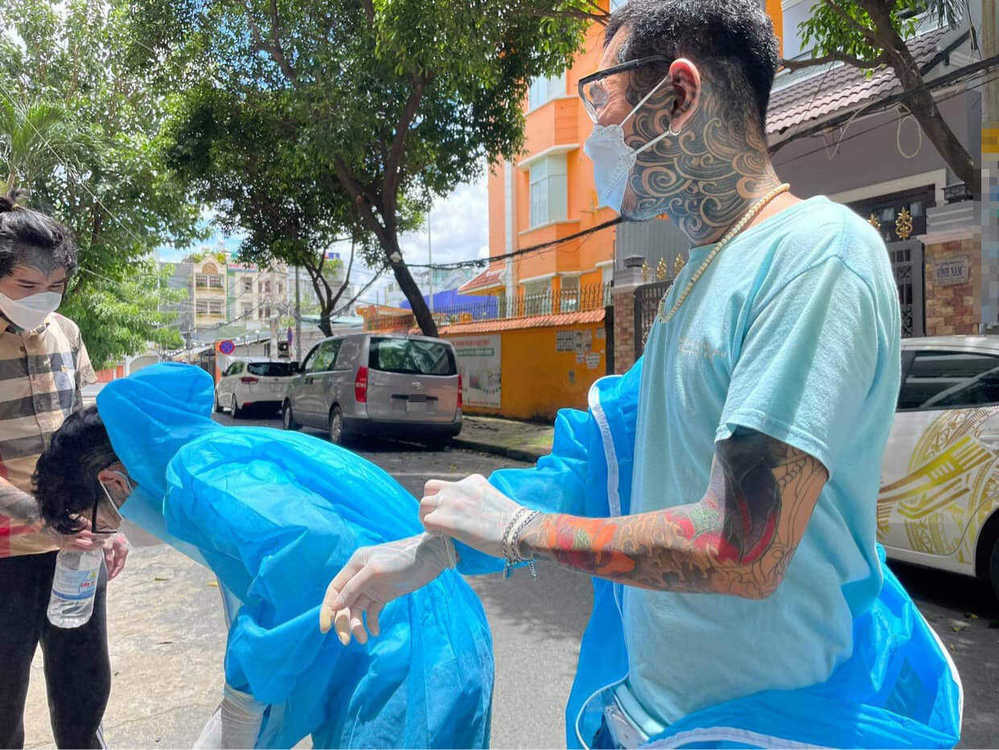 Cụ thể những tình nguyện viên chống dịch đặc biệt trên xăm đầy mình, từ mặt mũi đến cả toàn thân. Mặc dù nhìn phía ngoài hơi “hổ báo” nhưng việc làm của các chàng trai này lại khiến nhiều người cảm động.