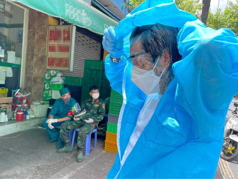 Trong khi netizen còn bàn tán xôn xao về chuyện tốt - xấu của việc xăm hình, một nhóm tình nguyện viên chống dịch trên người "đầy mực" đã xung phong đi giúp đỡ nhiều người.