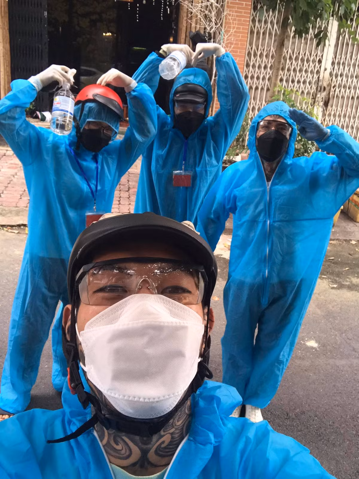 Bên cạnh đó, một số netizen cũng đưa ra ý kiến cho rằng xăm hình là một nghệ thuật, nó không xấu hay "xăm trổ chắc gì đã hổ báo".