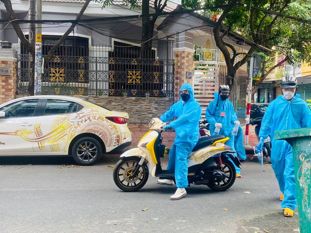 Phía dưới bình luận, nhiều cư dân mạng dành lời khen và cảm ơn tới các chàng trai xăm kín người vì những hành động họ đã làm vì cộng đồng trong lúc dịch bệnh hoành hành.