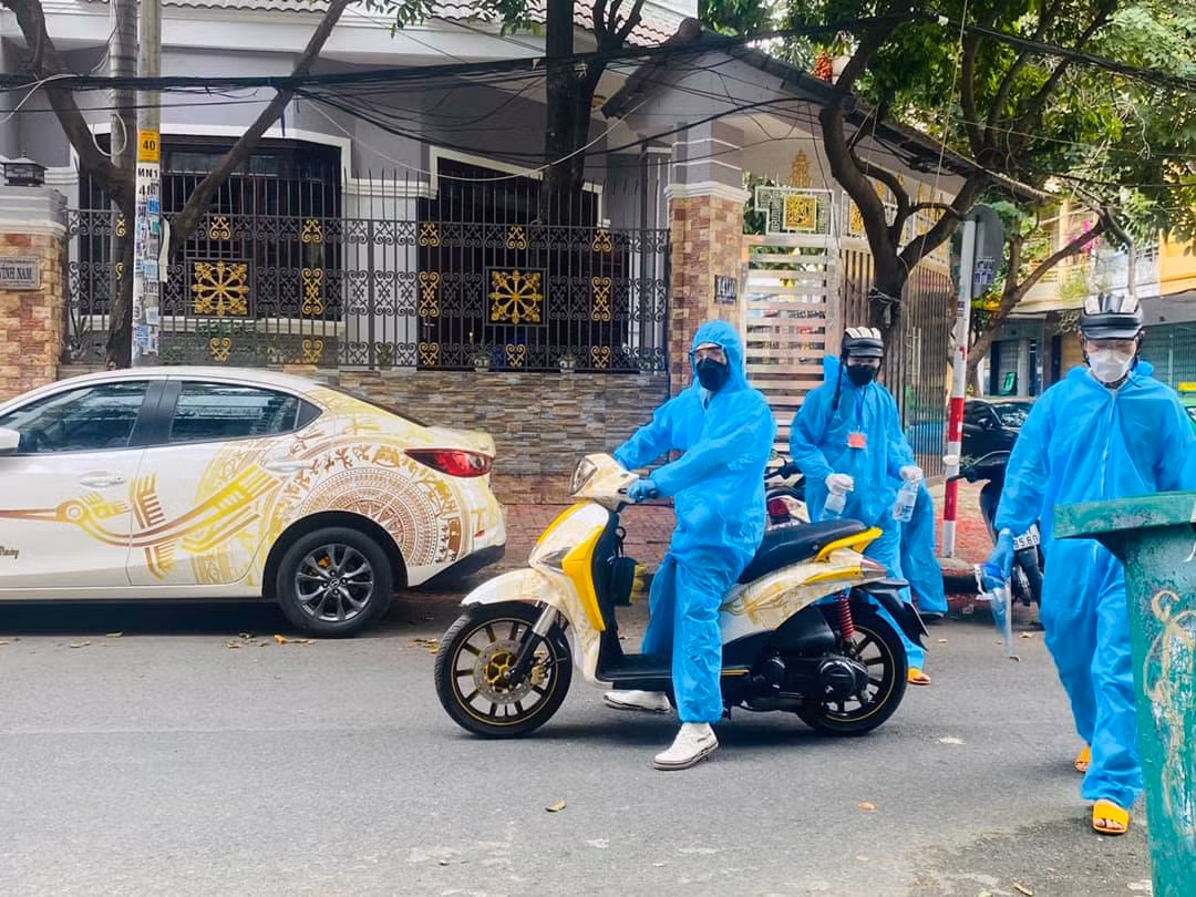 Phía dưới bình luận, nhiều cư dân mạng dành lời khen và cảm ơn tới các chàng trai xăm kín người vì những hành động họ đã làm vì cộng đồng trong lúc dịch bệnh hoành hành.