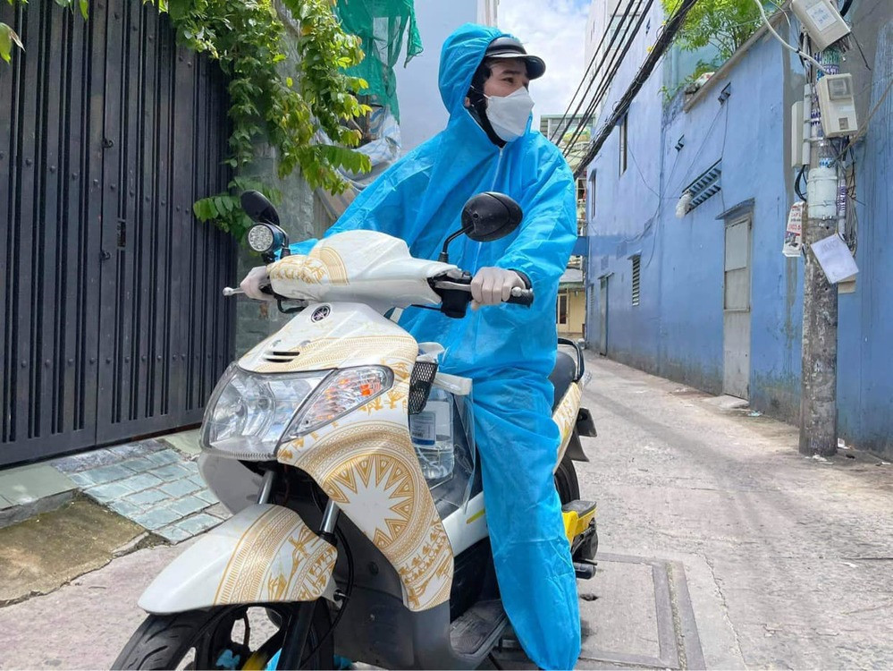 Bỏ qua vẻ bề ngoài "gồ ghề", "bợm trợn" những chàng trai xăm trổ này nói chuyện và hành động cực kỳ lễ phép, nhẹ nhàng.