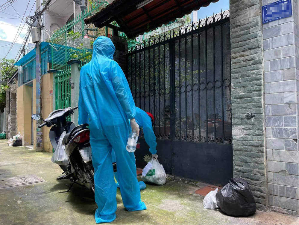 Không ngạo nghễ hay “trẻ trâu” như những gì người ta hình dung về xăm kín mặt, nhóm tình nguyện viên chẳng ngại thời tiết khắc nghiệt, luôn xông pha giúp đỡ bà con.