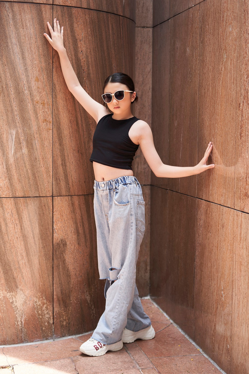 Trong loạt ảnh hậu trường show diễn hoặc chụp street style, Diễm Quỳnh còn cho thấy kỹ năng tạo dáng, biểu cảm gương mặt trước ống kính.