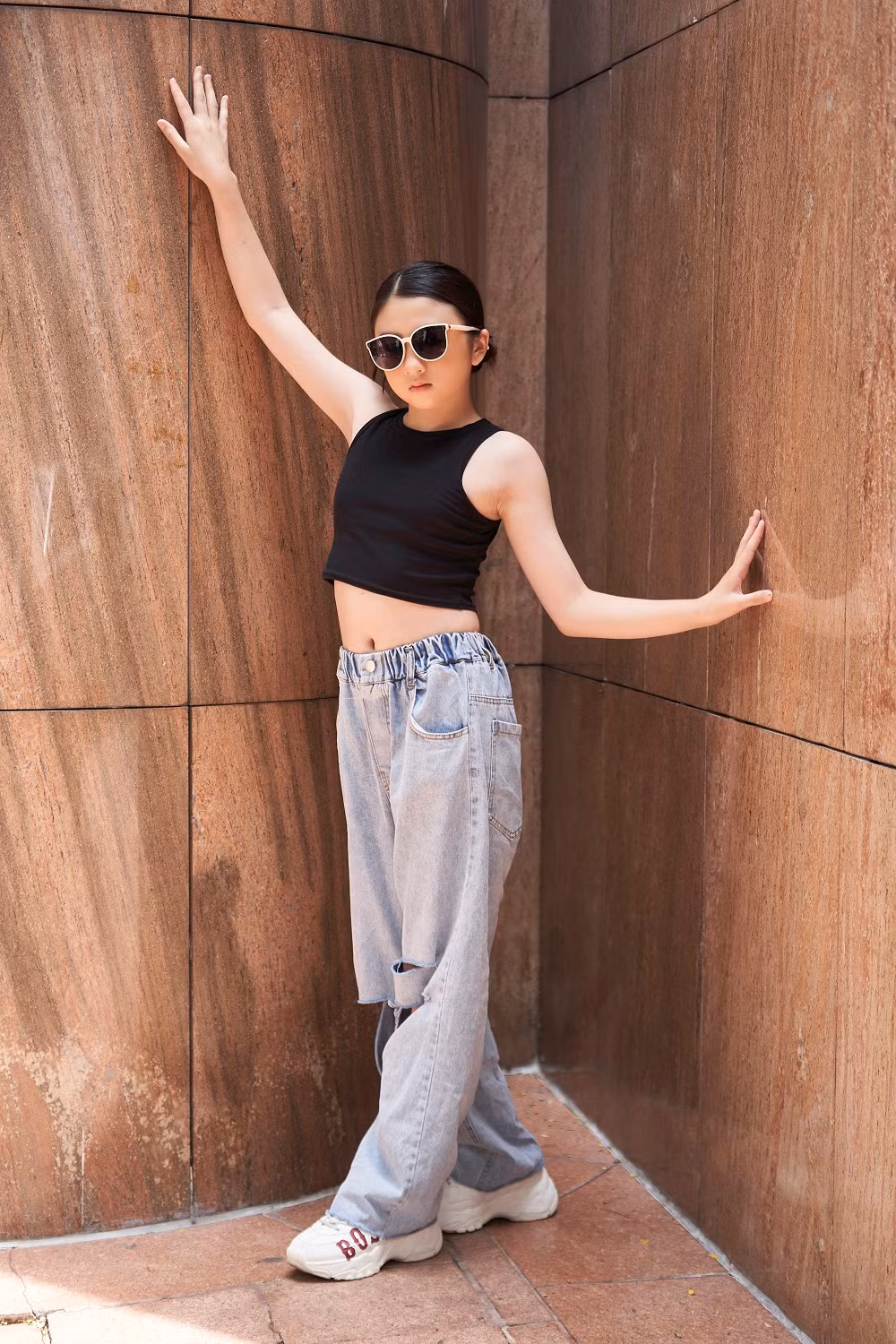 Trong loạt ảnh hậu trường show diễn hoặc chụp street style, Diễm Quỳnh còn cho thấy kỹ năng tạo dáng, biểu cảm gương mặt trước ống kính.