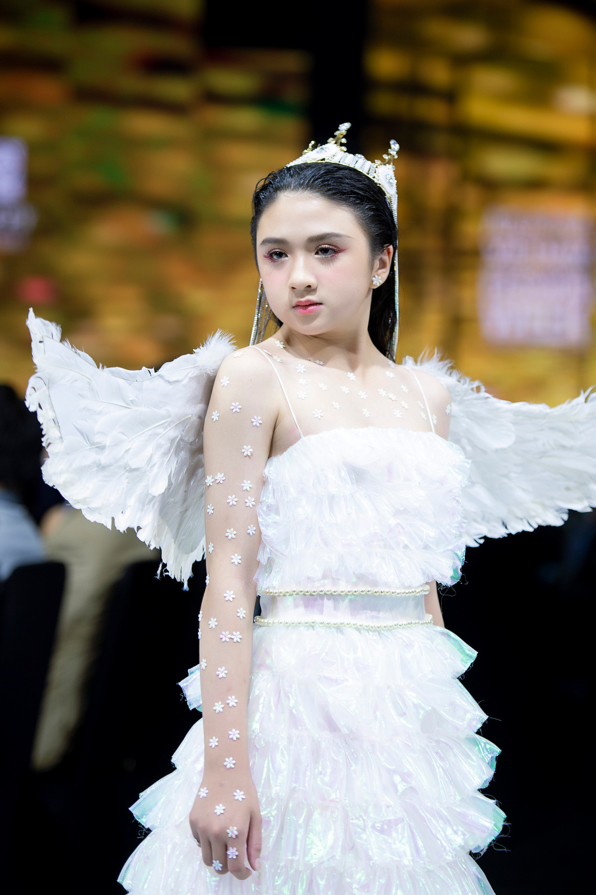 Diễm Quỳnh gây ấn tượng với gương mặt xinh như búp bê, làn da trắng, chiều cao 1,53 m (ở tuổi 12).