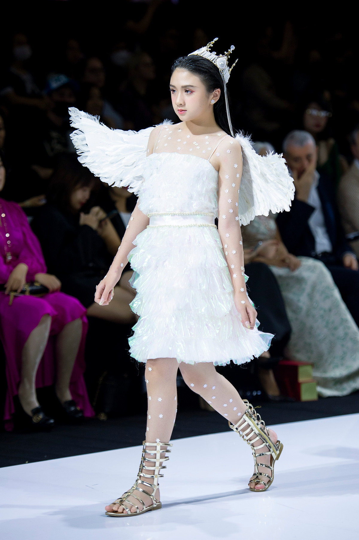 Diễm Quỳnh khoác lên người chiếc váy trắng tinh khôi, đẹp như một thiên thần nhỏ trên sàn diễn.