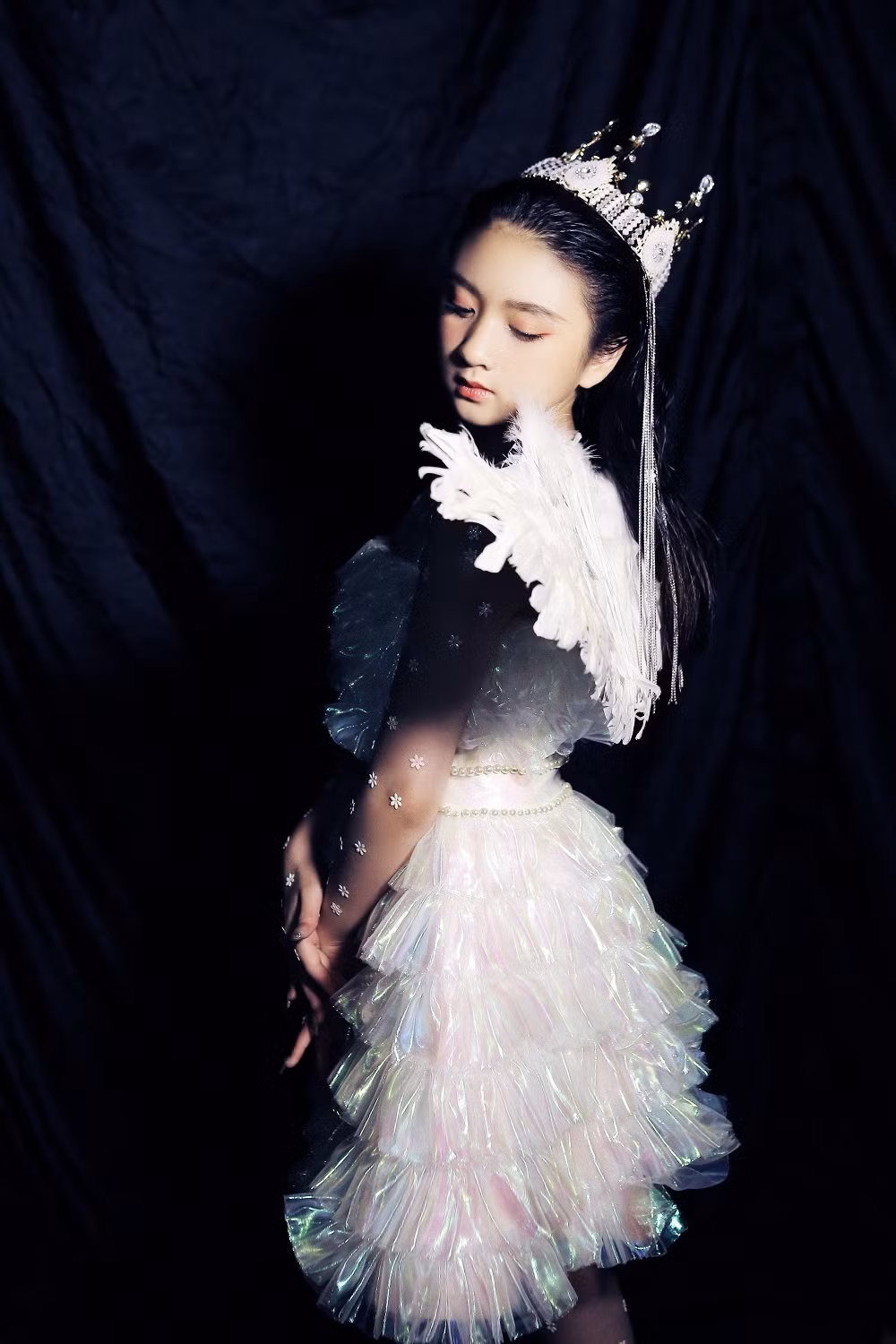 Các chất liệu được Thảo Nguyễn sử dụng gồm metallic , voan , lưới , sequin , organza…. Màu sắc chủ đạo là vàng ánh kim , xám, trắng. Những họa tiết hoa cỏ cây lá từ thiên nhiên được cách điệu đưa vào trang phục một cách ấn tượng.