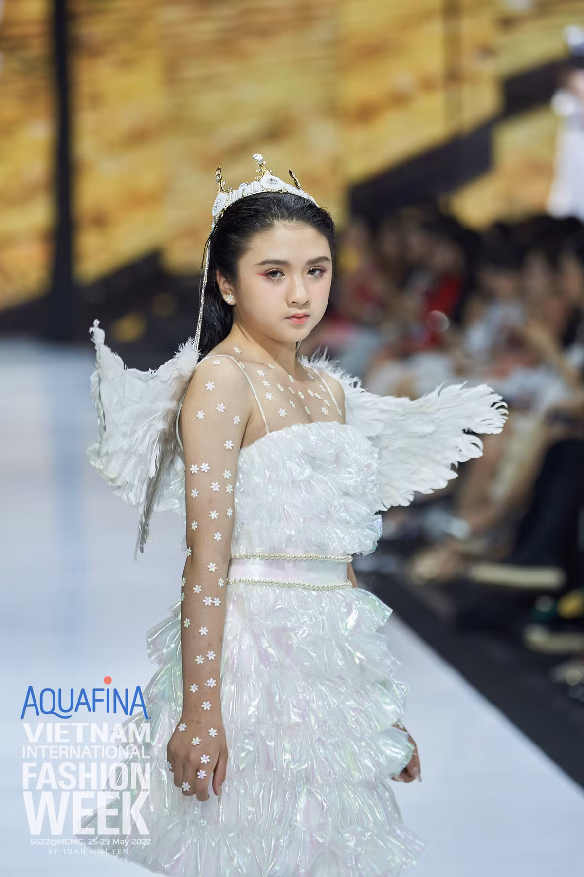 Cũng có ý kiến tưng nhận xét gương mặt Diễm Quỳnh có nét giống Hoa hậu Chuyển giới Hương Giang.