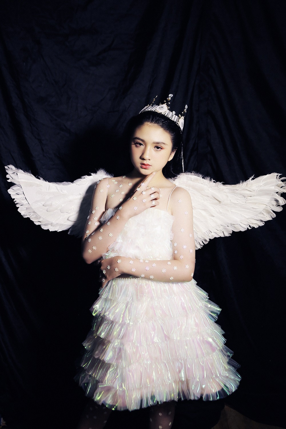 Bộ sưu tập "Children of the Sun “- Những đứa con của mặt trời của NTK Thảo Nguyễn muốn truyền tải thông điệp những đứa trẻ mang ánh sáng của thần mặt trời, mang tới niềm tin , ước vọng về một thế giới tươi đẹp, tỏa sáng ấm áp những tia sáng hy vọng, không còn bệnh tật, ô nhiễm...