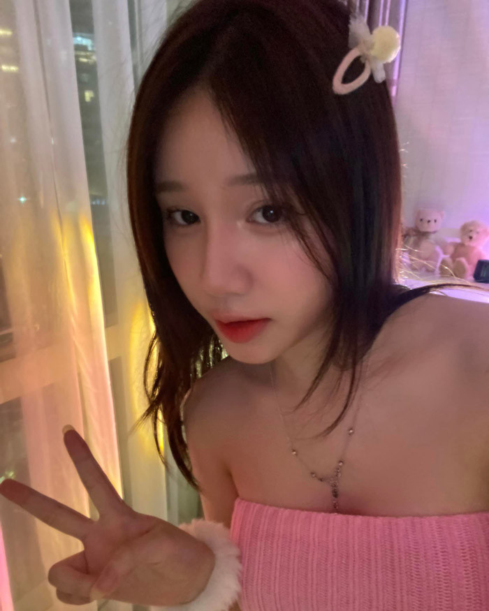 Cụ thể, Yogurt Ng sinh ra trong gia đình không quá giàu nhưng cũng đủ điều kiện để bản thân được trải nghiệm nhiều ngành nghề: “Bố mình là người Anh, mình học trường quốc tế từ nhỏ. Khi đi học mình không giỏi, là học sinh hư nên bố mẹ cho trải nghiệm các ngành nghề từ sớm. Mình mở một tiệm nail từ năm 16 tuổi, sau đó là nhà hàng. Hiện tại mình làm ở khách sạn 5 sao quận 1, công ty của gia đình”.