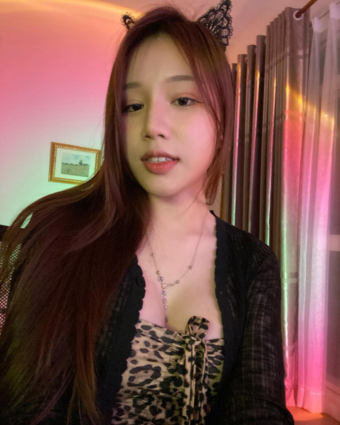 Yogurt Ng cũng tâm sự, làm việc dưới sự giám sát của bố mẹ cũng rất áp lực, cô nàng làm việc chỉ vì bố mong muốn chứ không phải dự định hay kế hoạch của cô.