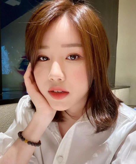 Theo tìm hiểu, Yogurt Ng có gia thế cực khủng. Bố cô là người Anh, cô nàng được học trường quốc tế từ nhỏ.