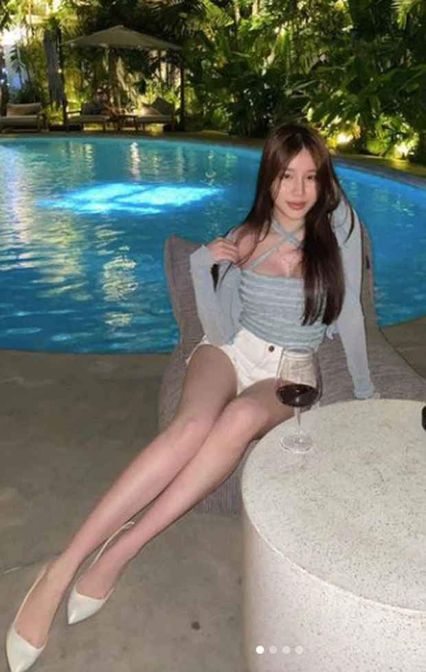 Dù có gia thế khủng "chống lưng", thế nhưng nữ streamer rất khiêm tốn, chưa một lần kể về cuộc sống ngoài đời trên sóng, cô nàng sinh năm 2000 thậm chí còn giấu nhẹm mọi thông tin cá nhân đi.