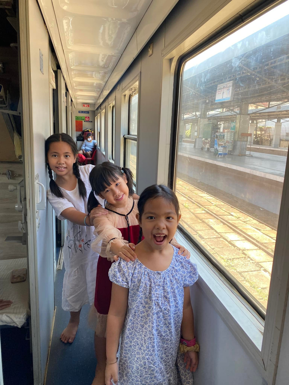 Bên cạnh đó, vì giá vé cũng phải chăng nên nhiều gia đình cũng lựa chọn cho trẻ nhỏ đi du lịch nghỉ ngơi cuối tuần.