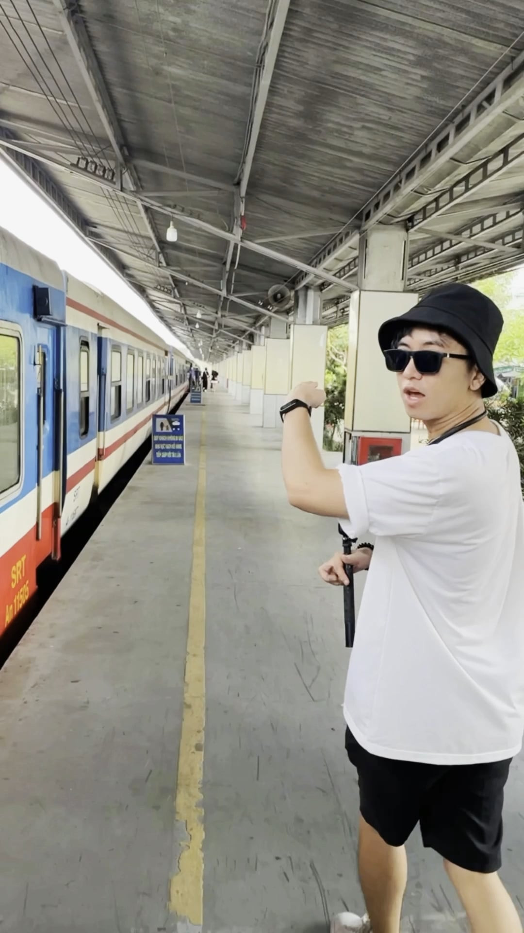 Các bạn trẻ Sài Thành cũng khá bất ngờ với việc đi tàu hoả để uống cà phê khi nghĩ tàu hoà chỉ có những chuyến đi xa, không có hành trình ngắn như vậy.