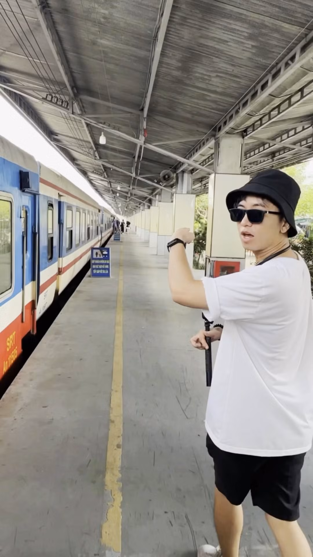 Các bạn trẻ Sài Thành cũng khá bất ngờ với việc đi tàu hoả để uống cà phê khi nghĩ tàu hoà chỉ có những chuyến đi xa, không có hành trình ngắn như vậy.