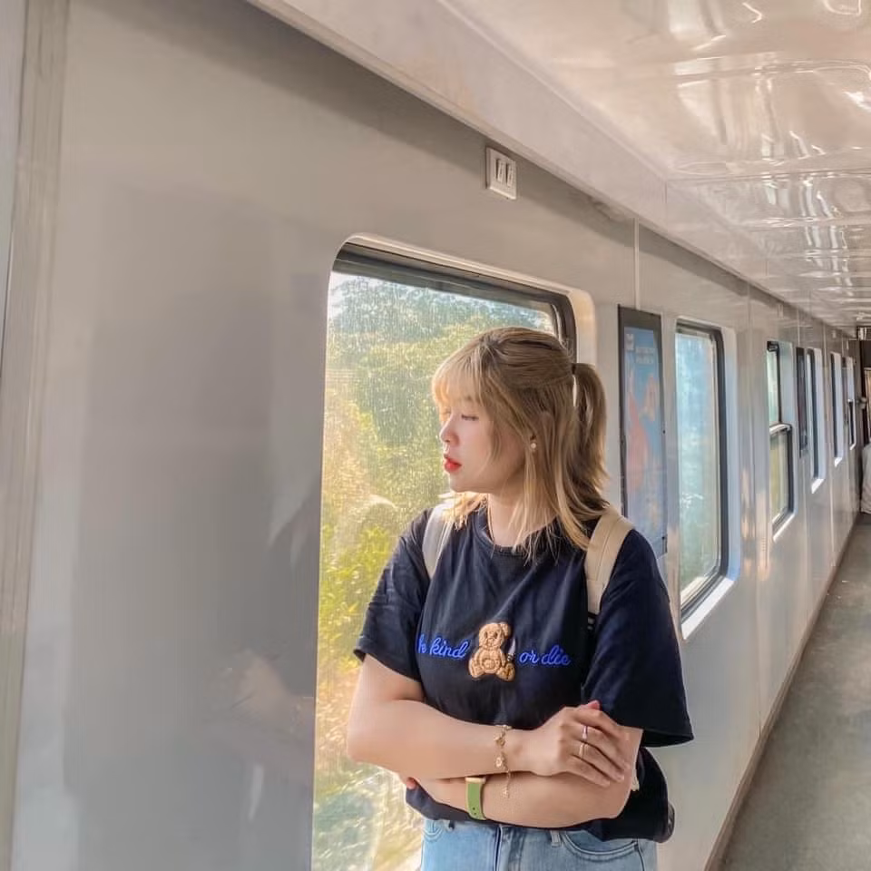 Đặc biệt, khu vực gần ga Biên Hoà cũng có nhiều quán cà phê nổi tiếng để các bạn trẻ có thể dừng chân trải nghiệm, đợi chuyến hoặc dành chút thời gian nghỉ ngơi trước khi di chuyển đến các điểm tham quan.