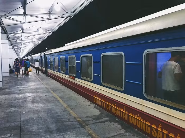  Du lịch bằng tàu hoả vốn là một phương tiện đi lại phổ biến từ nhiều năm, tuy nhiên gần đây, đi tàu hoả để check-in sống ảo hay tham quan các thành phố xung quanh đang được đông đảo người trẻ tại TP.HCM hưởng ứng.