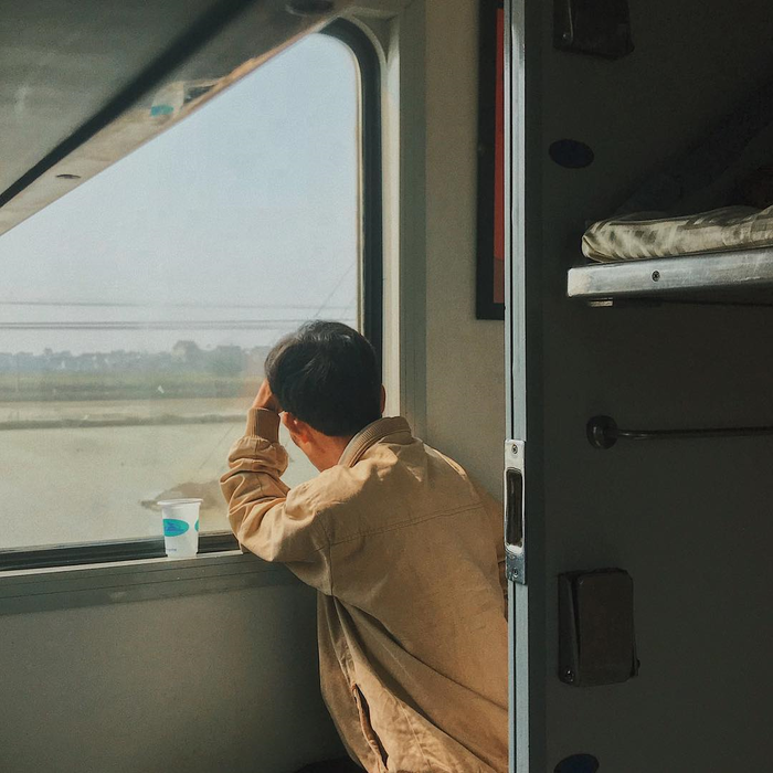 Đa phần các bạn trẻ thích lên tàu chụp ảnh cũng bởi vì nét sự mộc mạc, thơ mộng phản ánh qua những khung cửa sổ.