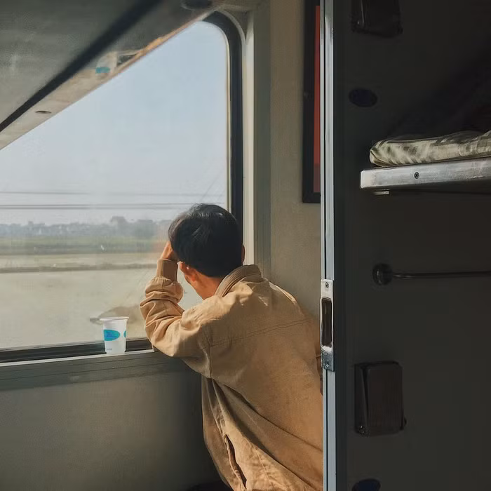 Đa phần các bạn trẻ thích lên tàu chụp ảnh cũng bởi vì nét sự mộc mạc, thơ mộng phản ánh qua những khung cửa sổ.