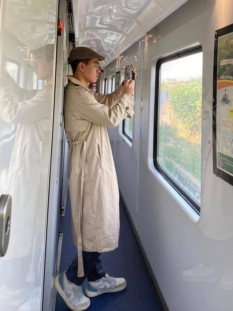 Tài khoản N.A.M cũng chia sẻ: “Mình thích ngắm cảnh đường phố qua những khung cửa sổ trên tàu vì nó mang vẻ nên thơ, trầm lắng. Mình thường xuyên đi từ TP.HCM đến Biên Hoà để ngắm cảnh cũng vừa là để nghỉ ngơi, uống cà phê chill chill cuối tuần.”