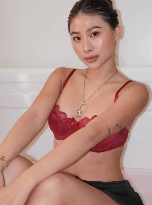 Mái tóc nâu mềm mại được thả tự nhiên, làn da mịn màng nổi bật cùng nụ cười tươi tắn mang đến cảm giác gần gũi và rạng rỡ của cựu hot girl TDDC.