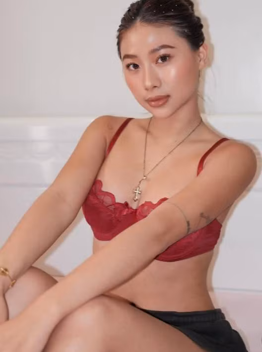 Mái tóc nâu mềm mại được thả tự nhiên, làn da mịn màng nổi bật cùng nụ cười tươi tắn mang đến cảm giác gần gũi và rạng rỡ của cựu hot girl TDDC.