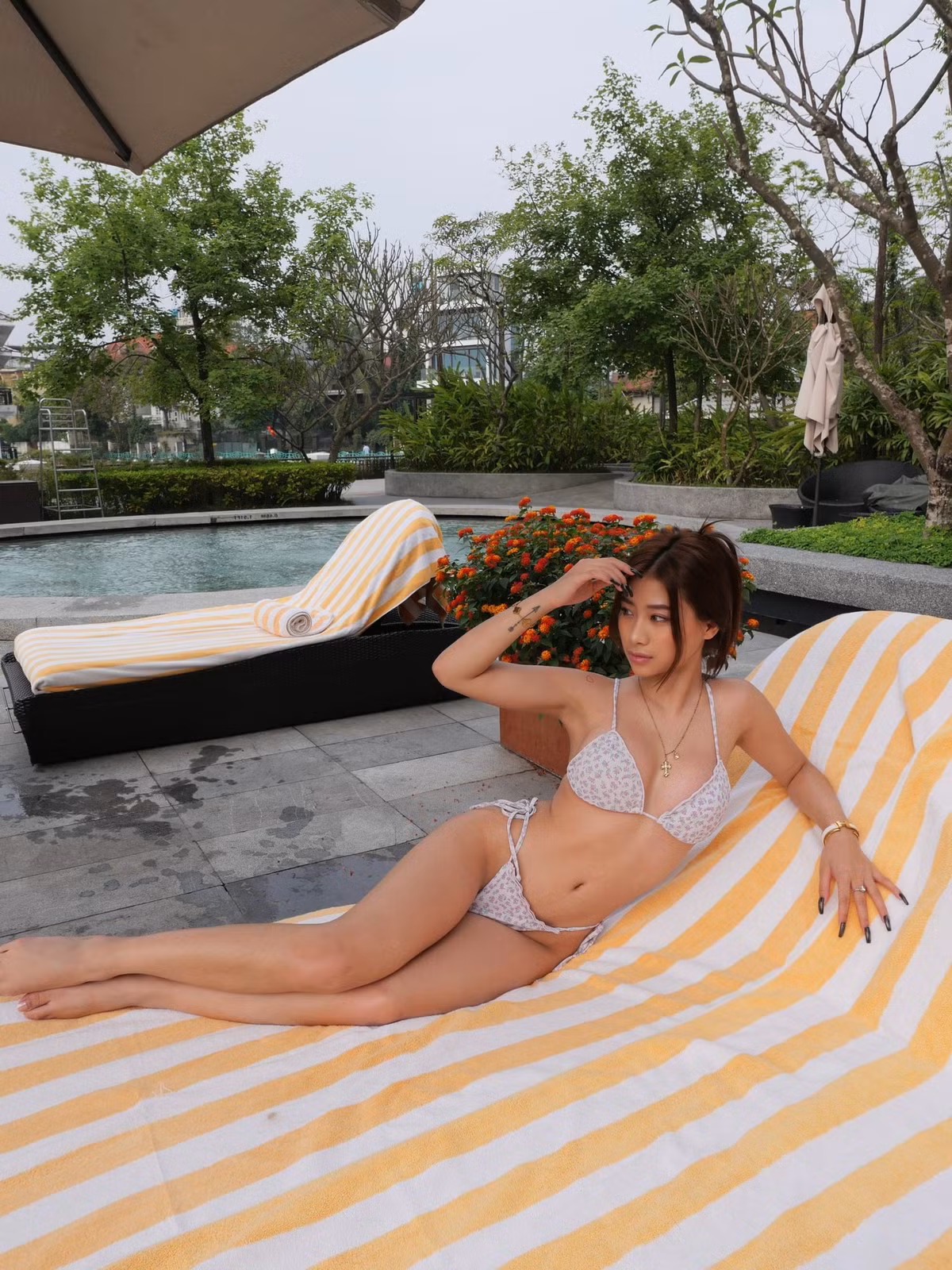 Trong một bức ảnh khác, Louis Phạm diện chiếcbikini táo bạo, để lộ gương mặt sắc sảo với làn da căng bóng, đôi mắt sáng và thần thái lạnh lùng nhưng đầy cuốn hút.