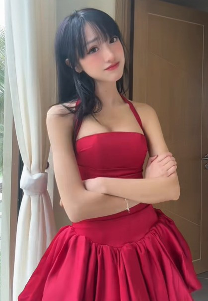 Tuy nhiên vào ngày Cá Tháng Tư vừa qua, Clara Đào lại bất ngờ xuất hiện với body khác lạ. Nhiều người nhận ra rõ rệt rằng vòng 1 của cô đã được "nâng cấp".