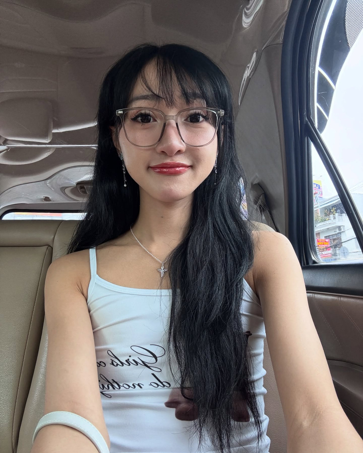 Không ít người cho rằng nữ TikToker cũng chỉ đang sử dụng bề ngoài để làm "còn-ten" chứ không thật sự chia sẻ đúng những gì cô mong muốn.