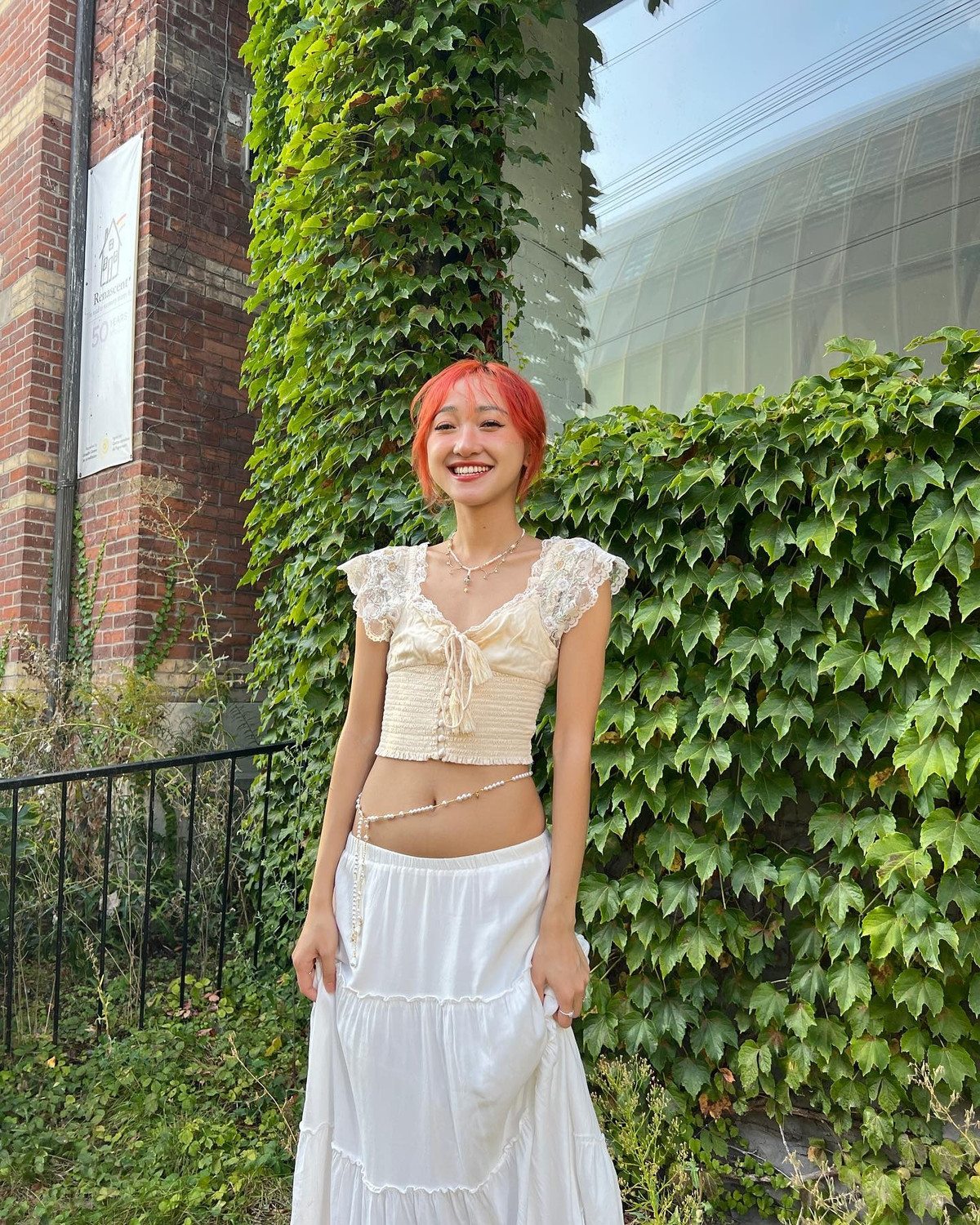 Clara Đào là một trong những TikToker, KOL được nhiều bạn trẻ yêu mến khi luôn truyền thông điệp về việc yêu thương bản thân. Cô nàng là người Việt, sinh sống tại Canada và hiện đang sở hữu 2,9 triệu lượt theo dõi trên TikTok.